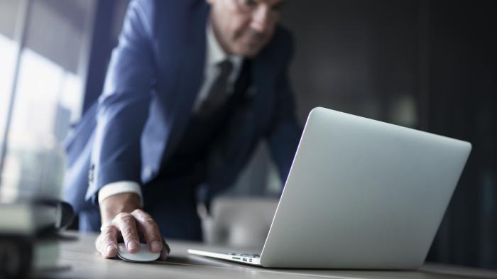 伪造申请：看一下我们的简历